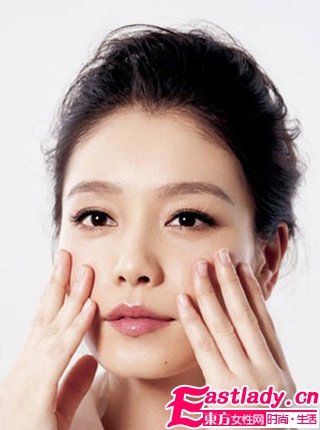 明星支招 祛除浮腫眼圈按摩法