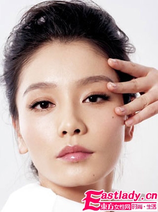 明星支招 祛除浮腫眼圈按摩法