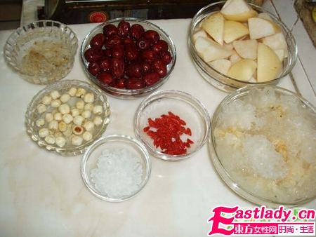 秋季美容養(yǎng)顏湯 梨銀耳紅棗枸杞湯