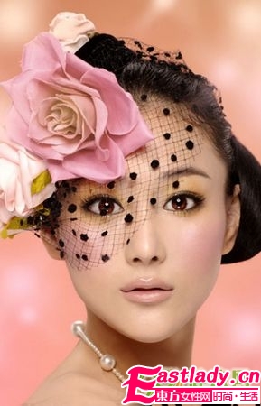 假睫毛增添大眼魅力