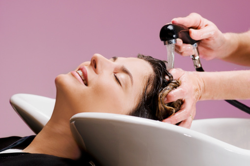 來(lái)月經(jīng)能不能洗頭 揭月經(jīng)期洗頭的注意事項(xiàng)