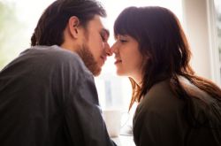 學(xué)這八個男女接吻技巧 讓她非你不可