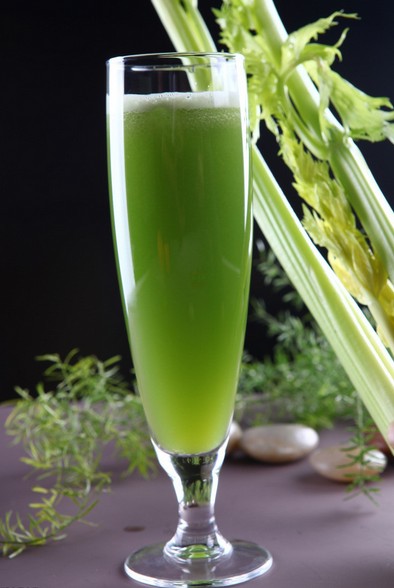 祛痘小妙招 養(yǎng)血生肌祛痘痘喝杯雪梨芹菜汁