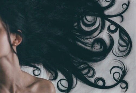 突然長(zhǎng)白發(fā)小心身體出問題