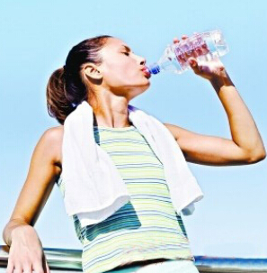 羽毛球教程 羽毛球運動飲水也是一門學(xué)問