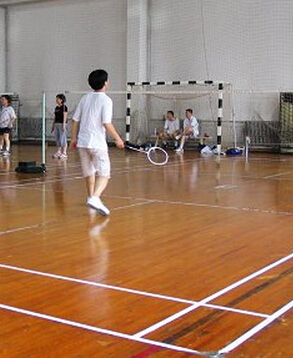 如何認(rèn)識羽毛球產(chǎn)地 羽毛球場地規(guī)格紀(jì)要