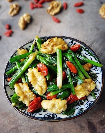 怎樣白發(fā)變黑發(fā) 白發(fā)食療方讓你白發(fā)轉(zhuǎn)黑發(fā)