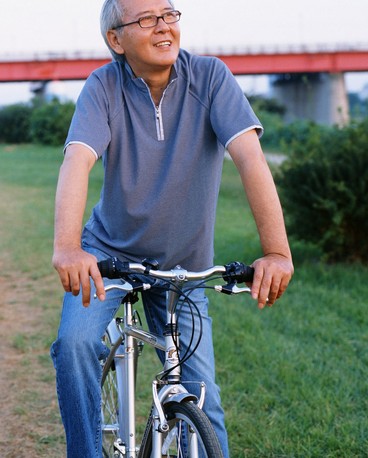 騎自行車 老人騎自行車鍛煉需謹慎