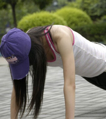 俯臥撐的正確做法 女生做俯臥撐的好處