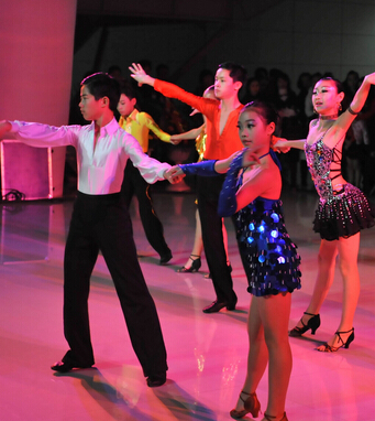 學(xué)拉丁舞 拉丁舞實(shí)用化妝技巧