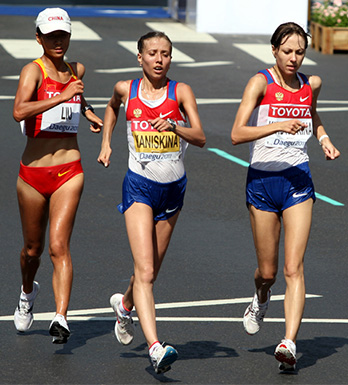 競(jìng)走運(yùn)動(dòng)技術(shù)的基本要求 競(jìng)走時(shí)的運(yùn)動(dòng)方法