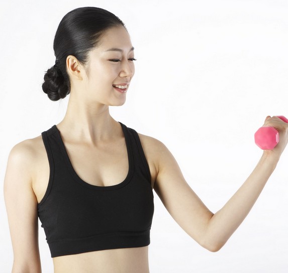 健身養(yǎng)生 夏季練啞鈴健身操輕松甩掉脂肪