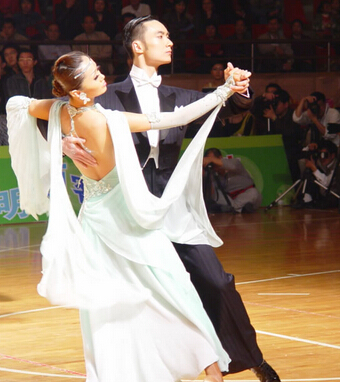 學(xué)拉丁舞 拉丁舞實(shí)用化妝技巧