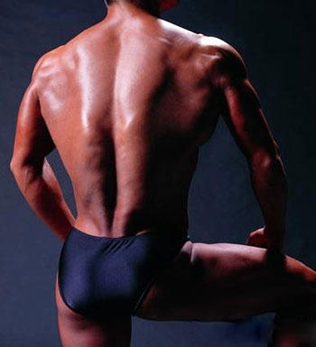 男人單有腹肌還不夠 有背肌才更性感可靠