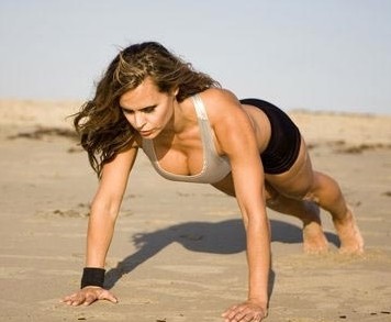 擁有好身材 女性豐胸俯臥撐怎么練