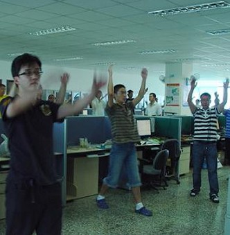 工間操 7個動作輕松做辦公室工間操