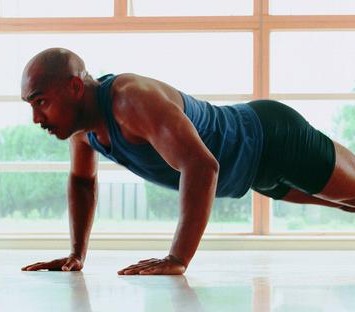 男人練出好身材 想練胸肌俯臥撐來幫你