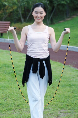 如何進(jìn)行健身 跳繩放松情緒巧妙健身