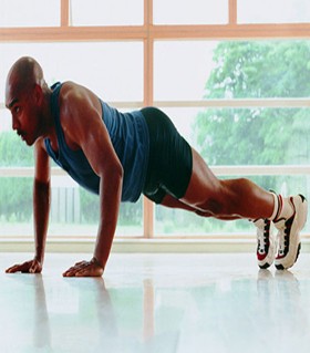 俯臥撐的好處 俯臥撐煉胸肌的方法