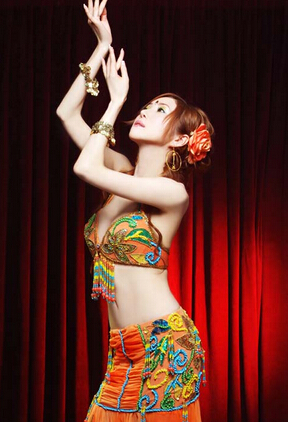 肚皮舞風(fēng)采 肚皮舞的肚皮舞展現(xiàn)女人柔性美