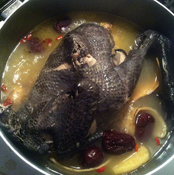 如何益氣補(bǔ)血 當(dāng)歸黃芪烏雞湯的功效及烹法