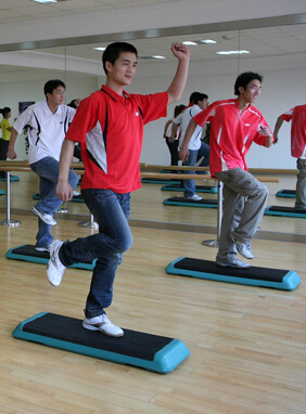 踏板操 有氧運(yùn)動踏板操的介紹