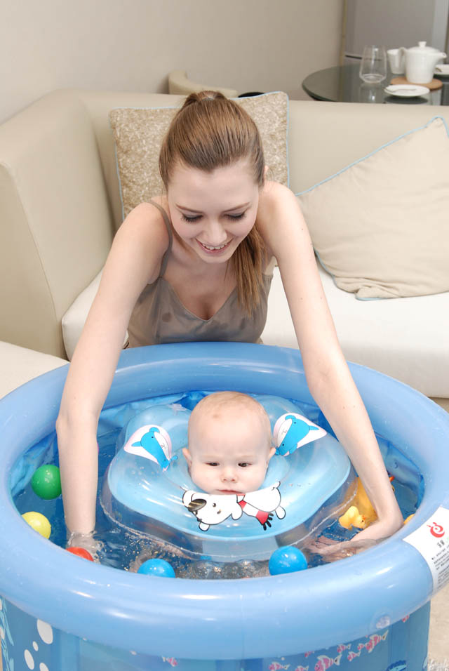 教媽媽們?nèi)绾芜x購一款嬰兒游泳池