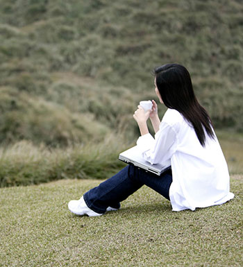 女性養(yǎng)生保健 女性睡前玩手機(jī)或致不孕
