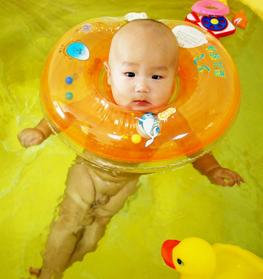 新生兒游泳有益于形成健康快樂(lè)的情緒