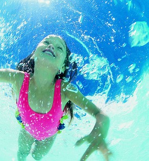 游泳注意事項(xiàng) 夏季游泳應(yīng)謹(jǐn)慎以防疾病纏身