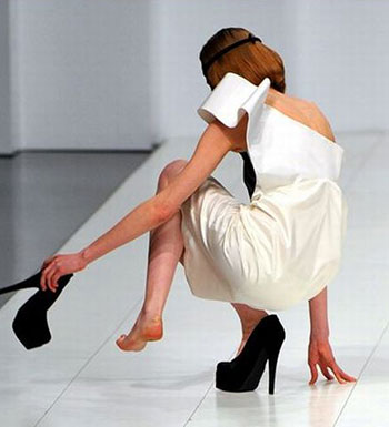 崴腳了怎么辦 崴腳后先熱敷還是冰敷