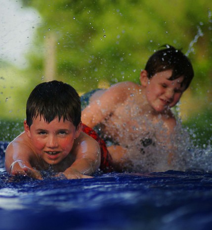 游泳注意事項(xiàng) 夏季游泳應(yīng)謹(jǐn)慎以防疾病纏身