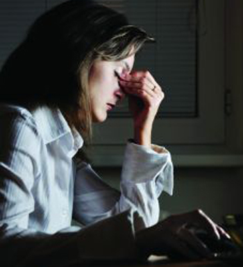 上班族午睡需注意 白領常趴桌午睡易引發(fā)勁椎病