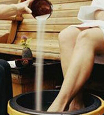 男性鹽水泡腳好處多 補(bǔ)腎清潔除腳氣