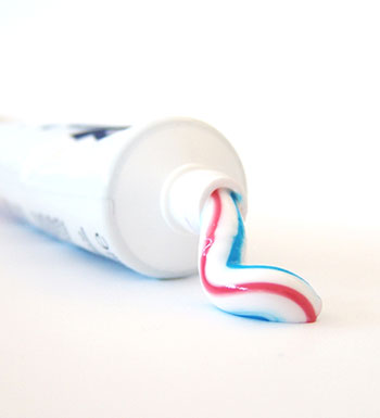 出門在外如何妙用牙膏 牙膏的多功能用途