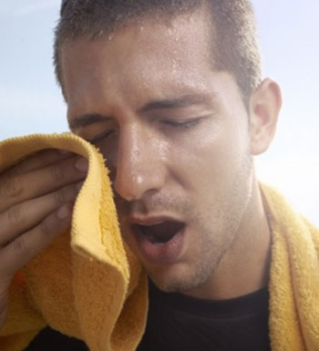 男人動一下就冒大汗 可能是某種疾病的兇兆