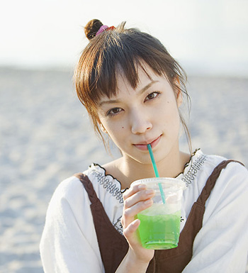 養(yǎng)生常識(shí) 夏季天熱只喝飲料不喝水小心結(jié)石