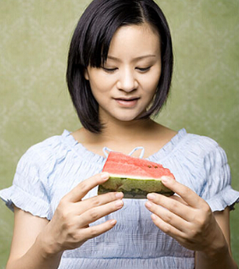 產(chǎn)婦能吃西瓜嗎 夏季吃西瓜八種情況需要注意