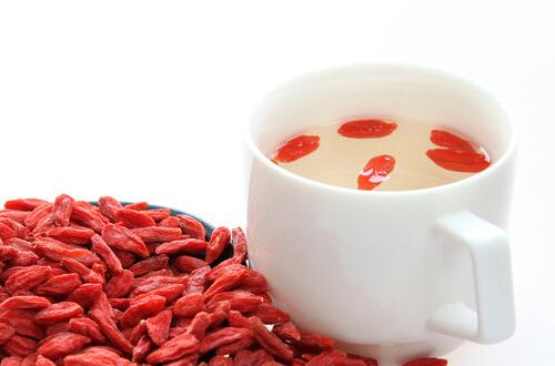 枸杞泡水喝的功效      清肝明目美容美顏