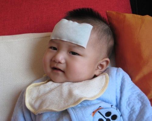 孩子發(fā)燒了怎么辦 處理方法有以下6種