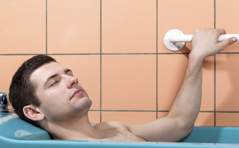 男性陰囊潮濕的癥狀及陰囊潮濕怎么治療護理