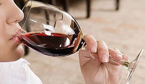 紅酒美容養(yǎng)顏助消化 喝紅酒的好處