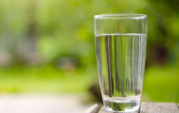 生命之源，告訴你一天喝多少水最好