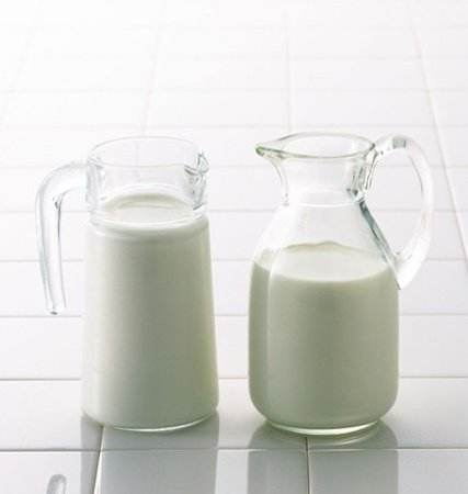 睡前喝牛奶好嗎，晚上喝牛奶好嗎