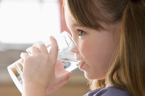 白開(kāi)水的好處    一杯白開(kāi)水可以治療六種病