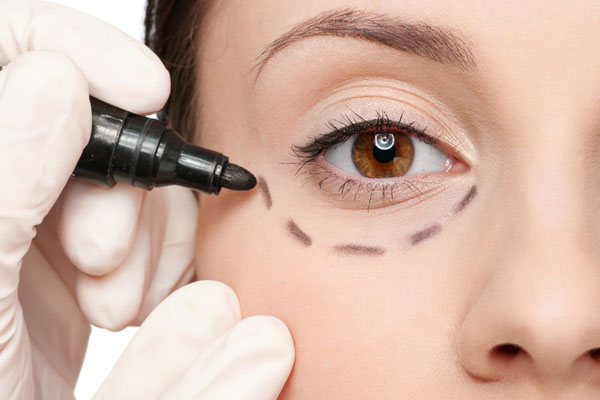 日常生活中怎樣消除眼袋呢