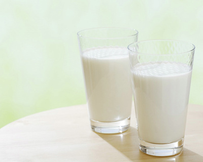 睡前喝牛奶有益處嗎？