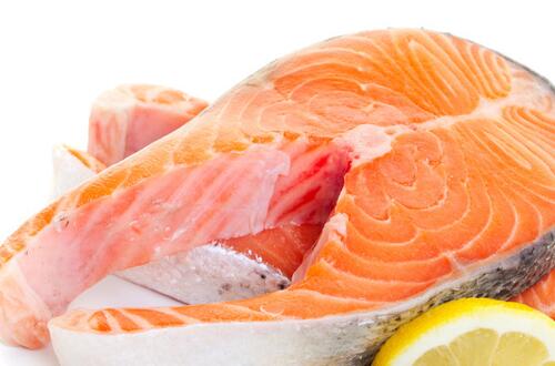 三文魚的營(yíng)養(yǎng)價(jià)值   降低膽固醇及補(bǔ)充維D