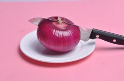 切洋蔥不會(huì)流淚的方法 教你十招不辣眼