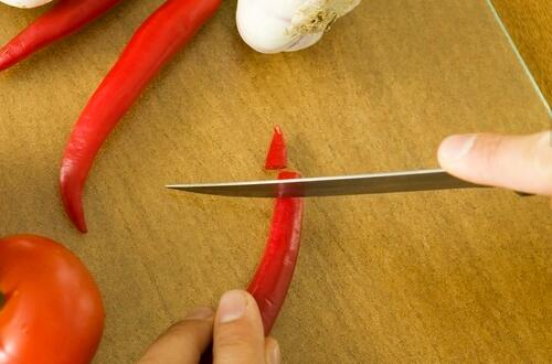 切辣椒辣手    五個(gè)小妙招幫您來緩解